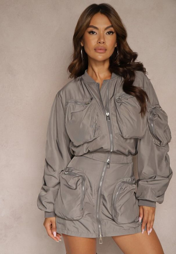 Renee - Szary Komplet Kurtka Bomberka z Marszczeniem na Rękawach Spódnica Ozdobiona Kieszeniami Dlisera. Kolor: szary. Wzór: aplikacja