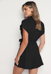 Born2be - Czarny Krótki Kombinezon z Zapinany na Guziki z Wiązaniem w Talii Senadea. Kolor: czarny. Długość rękawa: krótki rękaw. Długość: krótkie #5