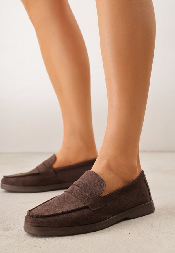 Renee - Ciemnobrązowe Mokasyny Casual VICES z Imitacji Zamszu z Wkładką ze Skóry Naturalnej Sheiris. Okazja: na co dzień. Kolor: brązowy. Materiał: skóra, zamsz. Styl: casual