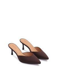 Kazar - Eleganckie ciemnobrązowe klapki damskie z pełnym przodem. Kolor: brązowy. Materiał: tkanina. Obcas: na obcasie. Styl: elegancki. Wysokość obcasa: średni #4