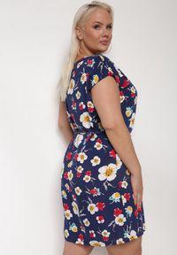 Born2be - Granatowa Wiskozowa Sukienka w Kwiaty z Materiałowym Paskiem w Talii Risse. Kolekcja: plus size. Kolor: niebieski. Materiał: wiskoza, materiał. Wzór: kwiaty. Sezon: lato. Typ sukienki: proste, dla puszystych. Styl: elegancki #3