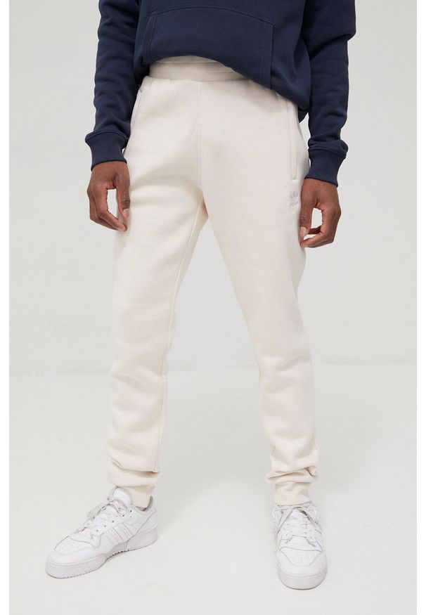adidas Originals spodnie Adicolor HE9410 męskie kolor beżowy gładkie HE9410-WONWHI. Kolor: beżowy. Materiał: bawełna, materiał, dzianina. Wzór: gładki