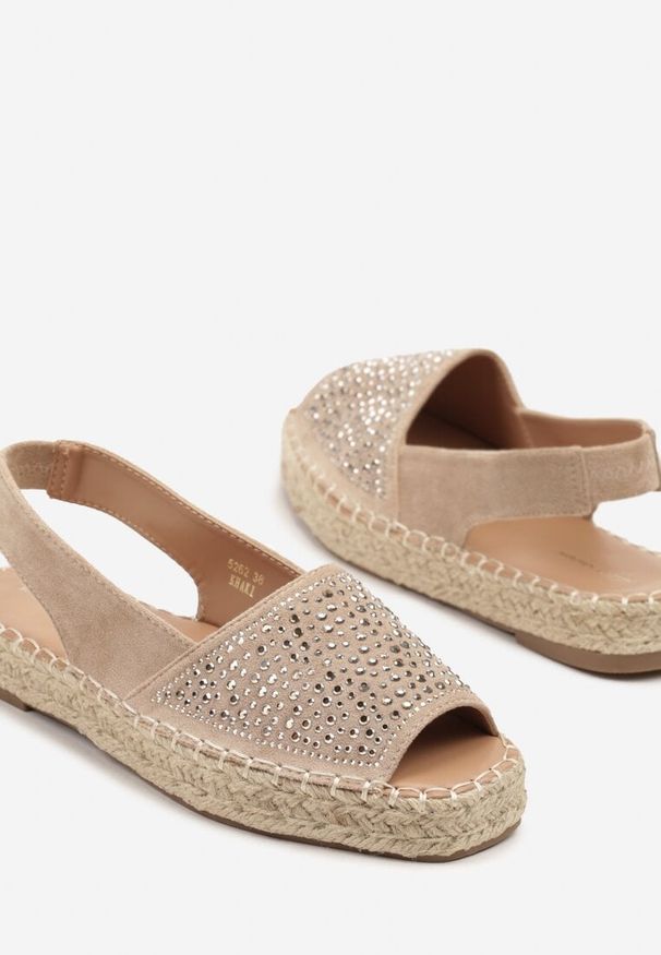 Born2be - Ciemnobeżowe Sandały Typu Espadryle na Plecionej Podeszwie Zdobione Cyrkoniami Aneolena. Okazja: na co dzień, na spotkanie biznesowe. Zapięcie: pasek. Kolor: beżowy. Wzór: aplikacja. Styl: biznesowy, casual, elegancki
