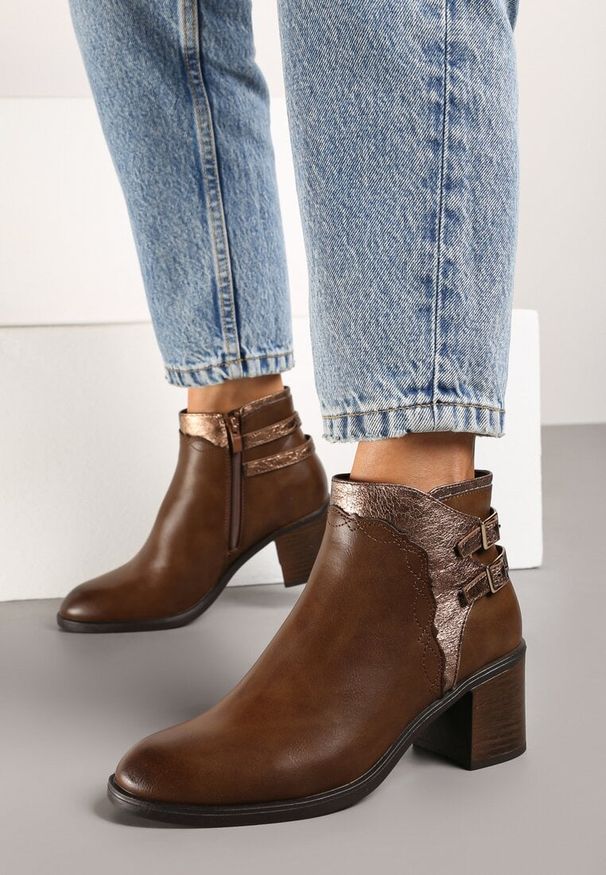Born2be - Brązowe Botki na Obcasie z Ozdobnymi Paskami i Klamrami Reanira. Okazja: na co dzień. Zapięcie: klamry. Kolor: brązowy. Wzór: paski. Materiał: jeans. Sezon: jesień, zima. Obcas: na obcasie. Styl: elegancki, wizytowy, casual. Wysokość obcasa: średni