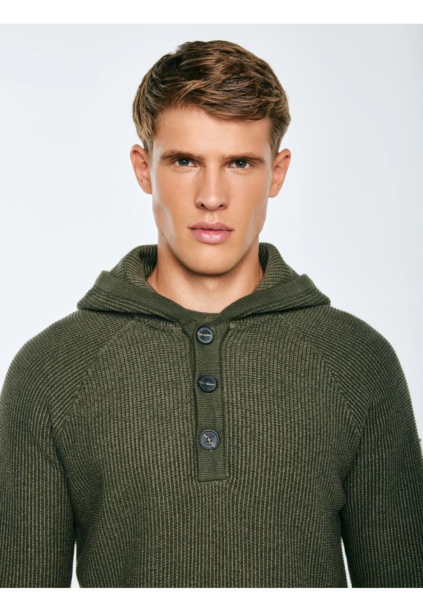 Big-Star - Sweter męski z kapturem khaki Carlson 303. Okazja: na co dzień, na spacer. Typ kołnierza: kaptur. Kolor: zielony. Materiał: bawełna, dzianina, jeans, materiał. Wzór: aplikacja, ze splotem. Styl: casual, vintage