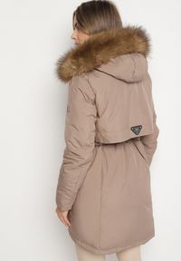 Born2be - Ciemnobeżowa Casualowa Kurtka Parka z Kapturem z Futerkiem Nallorea. Okazja: na co dzień. Typ kołnierza: kaptur. Kolor: beżowy. Materiał: futro. Styl: casual #6