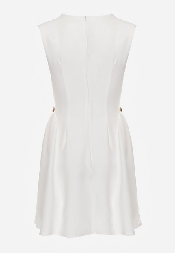 Born2be - Biała Elegancka Sukienka Bez Rękawów Zdobiona Przypinkami w Talii Rhaegina. Okazja: na co dzień. Kolor: biały. Długość rękawa: bez rękawów. Wzór: aplikacja. Typ sukienki: rozkloszowane, proste. Styl: elegancki