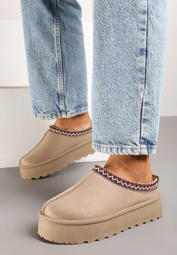 Renee - Ciemnobeżowe Śniegowce na Platformie z Niską Cholewką Ozdobione Haftem Metaria. Wysokość cholewki: przed kostkę. Kolor: beżowy. Materiał: jeans. Szerokość cholewki: normalna. Wzór: haft, aplikacja. Sezon: zima. Obcas: na platformie. Styl: klasyczny, sportowy, elegancki
