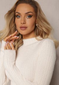 Renee - Jasnobeżowy Prążkowany Sweter z Wełną i Dłuższym Włosiem Izarina. Kolor: beżowy. Materiał: wełna, prążkowany. Długość: długie #5
