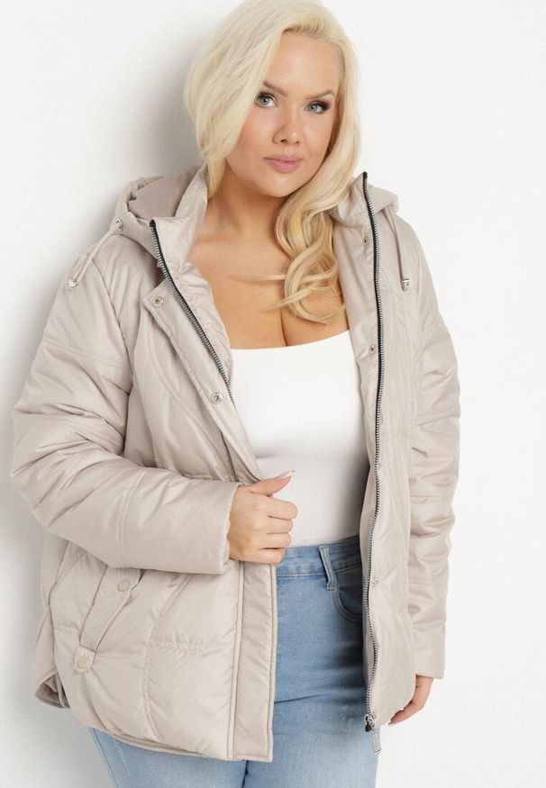 Born2be - Beżowa Pikowana Kurtka z Odpinanym Kapturem i Kieszeniami Vilbia. Okazja: na co dzień, na spacer. Kolekcja: plus size. Kolor: beżowy. Materiał: jeans, poliester. Styl: sportowy, casual, elegancki