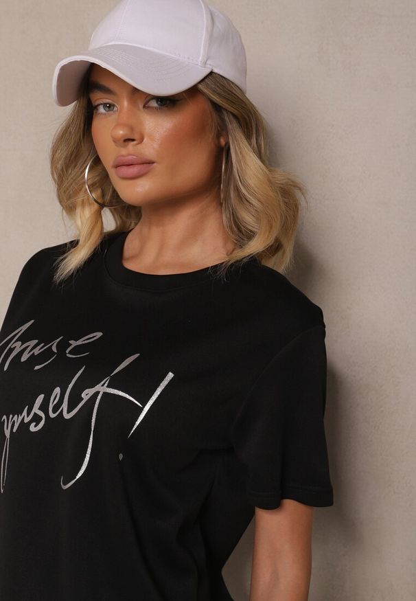 Renee - Czarny T-shirt Zdobiony Napisem z Brokatem Tezilea. Okazja: na spacer. Kolor: czarny. Materiał: jeans. Wzór: napisy, aplikacja