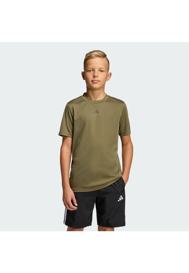 Adidas - Koszulka Train Essentials Logo Regular Fit Kids. Kolor: beżowy, wielokolorowy, czarny. Materiał: materiał. Sport: joga i pilates