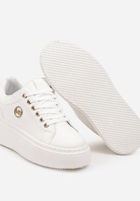 Born2be - Białe Sneakersy na Platformie z Drobną Okrągłą Aplikacją Tandris. Nosek buta: okrągły. Kolor: biały. Szerokość cholewki: normalna. Wzór: aplikacja. Obcas: na platformie #6
