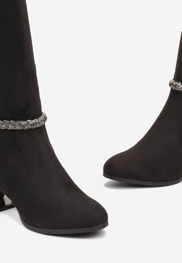 Born2be - Czarne Kozaki z Ekozamszu na Słupku z Metaliczną Wstawką i Warkoczem z Cyrkonii Brebora. Wysokość cholewki: przed kolano. Kolor: czarny. Szerokość cholewki: normalna. Obcas: na słupku