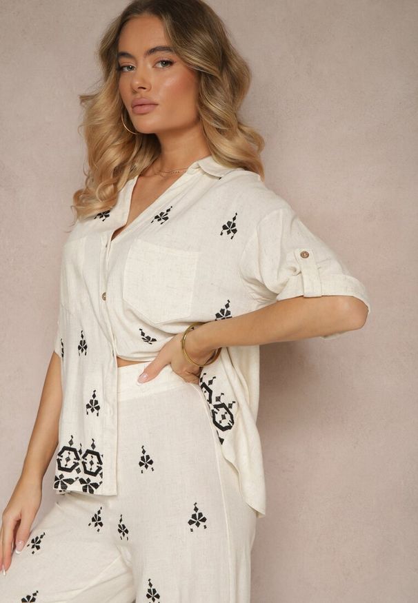 Renee - Biało-Czarna Luźna Koszula z Wzorem Boho z Lnu i Wiskozy Karisna. Okazja: na co dzień. Typ kołnierza: kołnierzyk klasyczny, dekolt w kształcie V. Kolor: biały. Materiał: len, wiskoza. Długość rękawa: krótki rękaw. Długość: krótkie. Sezon: lato. Styl: boho