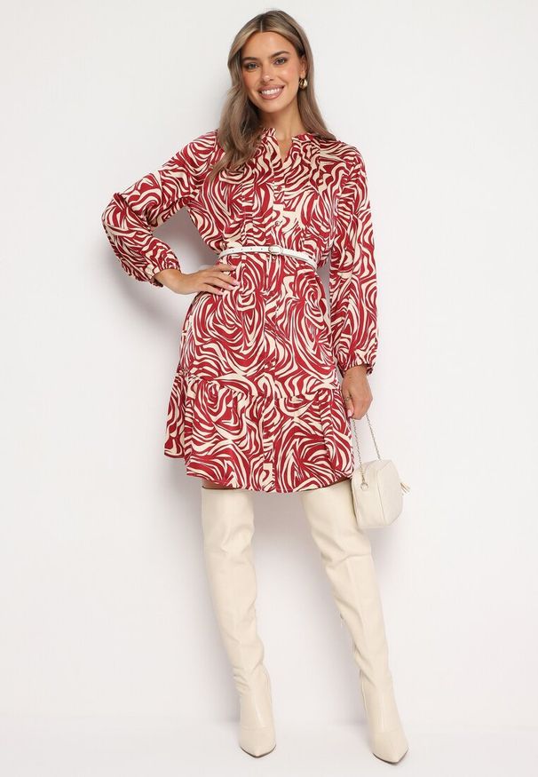 Born2be - Bordowa-Beżowa Sukienka Mini z Falbanką i Abstrakcyjnym Wzorem Ovina. Kolor: czerwony. Długość rękawa: długi rękaw. Długość: mini