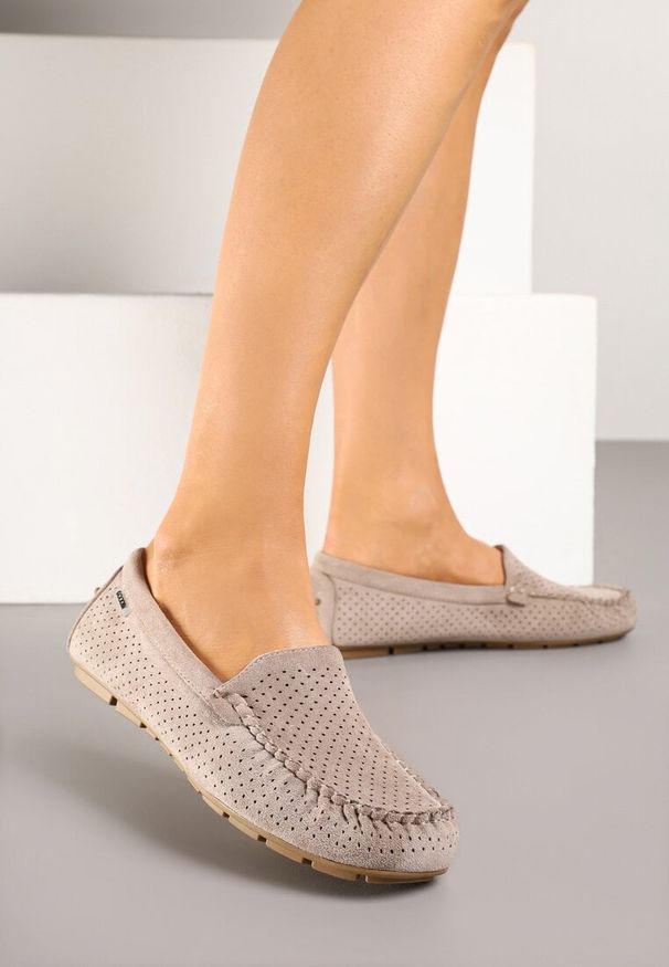 Born2be - Jasnobeżowe Mokasyny Thalothee. Nosek buta: okrągły. Zapięcie: bez zapięcia. Kolor: beżowy. Materiał: skóra. Wzór: aplikacja, ażurowy. Styl: boho