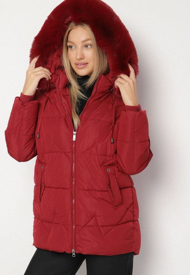 Born2be - Bordowa Pikowana Kurtka z Kapturem z Futerkiem w Klasycznym Stylu Mindrie. Okazja: na spacer, na co dzień. Typ kołnierza: kaptur. Kolor: czerwony. Materiał: futro. Wzór: aplikacja. Styl: klasyczny