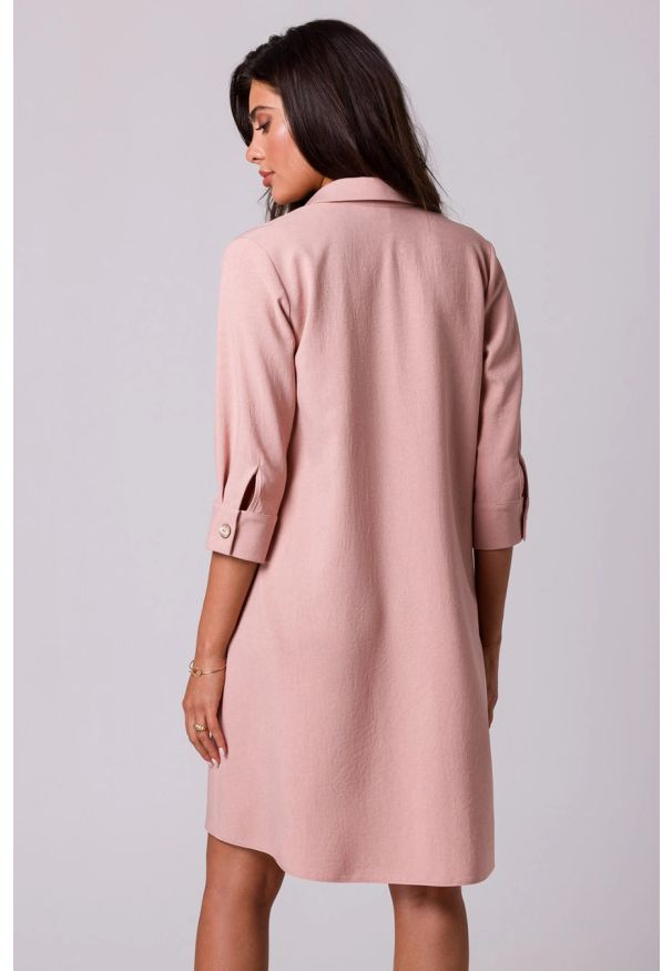 BeWear - Swobodna sukienka z kołnierzykiem guzikami i kieszeniami róż. Kolor: różowy. Materiał: materiał. Typ sukienki: trapezowe