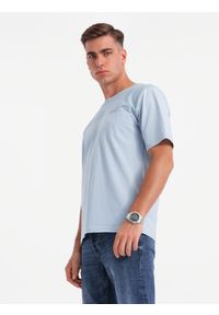 Ombre Clothing - Męski t-shirt LOOSE FIT z kieszonką – błękitny V4 OM-TSCT-0171 - XXL. Okazja: na co dzień. Kolor: niebieski. Materiał: bawełna, prążkowany. Wzór: aplikacja. Styl: klasyczny, casual #7
