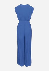 Born2be - Niebieski Kombinezon o Kopertowym Kroju z Plisami i Paskiem w Talii Salivania. Okazja: na studniówkę, na ślub cywilny, na wesele, na imprezę. Kolor: niebieski. Styl: elegancki, klasyczny #3