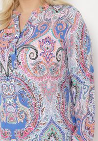 Born2be - Niebiesko-FIoletowa Bluzka Koszula z Guzikami Przy Dekolcie w Ornamentalny Print Indafare. Okazja: na co dzień, na spotkanie biznesowe, do pracy. Kolor: niebieski. Materiał: jeans. Wzór: nadruk. Styl: biznesowy, elegancki, casual #6