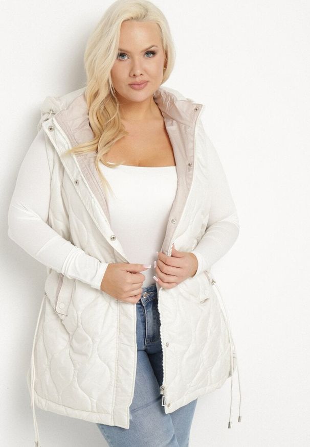 Born2be - Jasnobeżowa Kamizelka Pikowana z Odpinanym Kapturem i Kieszeniami Eravindia. Okazja: na co dzień. Kolekcja: plus size. Kolor: beżowy. Materiał: jeans, materiał. Styl: elegancki, casual
