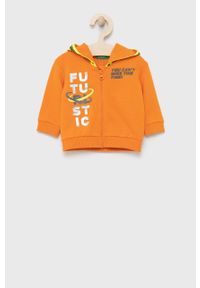United Colors of Benetton bluza bawełniana dziecięca kolor pomarańczowy z kapturem z nadrukiem. Okazja: na co dzień. Typ kołnierza: kaptur. Kolor: pomarańczowy. Materiał: bawełna. Długość: długie. Wzór: nadruk. Styl: casual #1