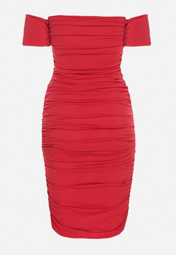 Born2be - Czerwona Sukienka o Dopasowanym Kroju z Odkrytymi Ramionami i Drapowaniem Tosoria. Okazja: na co dzień. Kolor: czerwony. Typ sukienki: z odkrytymi ramionami. Styl: casual