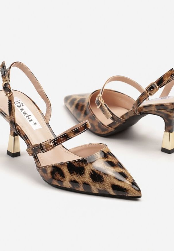 Renee - Panterkowe Szpilki Slingback Ozdobione Paskami i Metaliczną Wstawką Villexia. Okazja: na spotkanie biznesowe. Zapięcie: pasek. Materiał: lakier. Wzór: aplikacja. Obcas: na szpilce. Styl: biznesowy, klasyczny, elegancki. Wysokość obcasa: średni