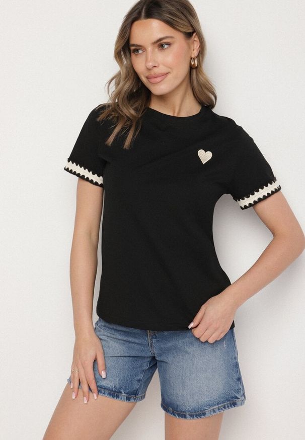 Born2be - Czarny T-shirt z Bawełny Ozdobiony Sercem Firiane. Okazja: na co dzień. Kolor: czarny. Materiał: bawełna. Wzór: aplikacja. Styl: klasyczny, casual