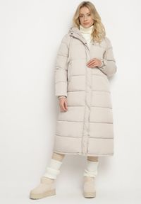Born2be - Jasnobeżowa Pikowana Kurtka o Długim Kroju z Kapturem i Ściągaczami przy Rękawach Sassira. Okazja: na spacer, na co dzień. Typ kołnierza: kaptur. Kolor: beżowy. Materiał: jeans. Długość: długie. Styl: casual, elegancki #1