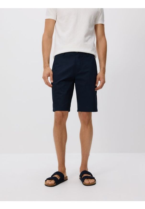 Reserved - Szorty chino regular fit - granatowy. Kolor: niebieski. Materiał: tkanina, bawełna