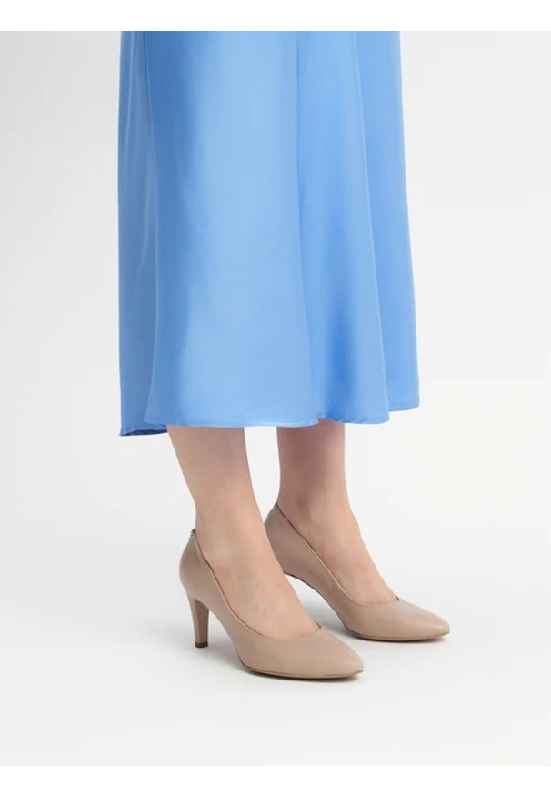 Ryłko - Beżowe czółenka na szpilce. Nosek buta: okrągły. Kolor: beżowy. Materiał: skóra. Obcas: na szpilce. Styl: street. Wysokość obcasa: średni