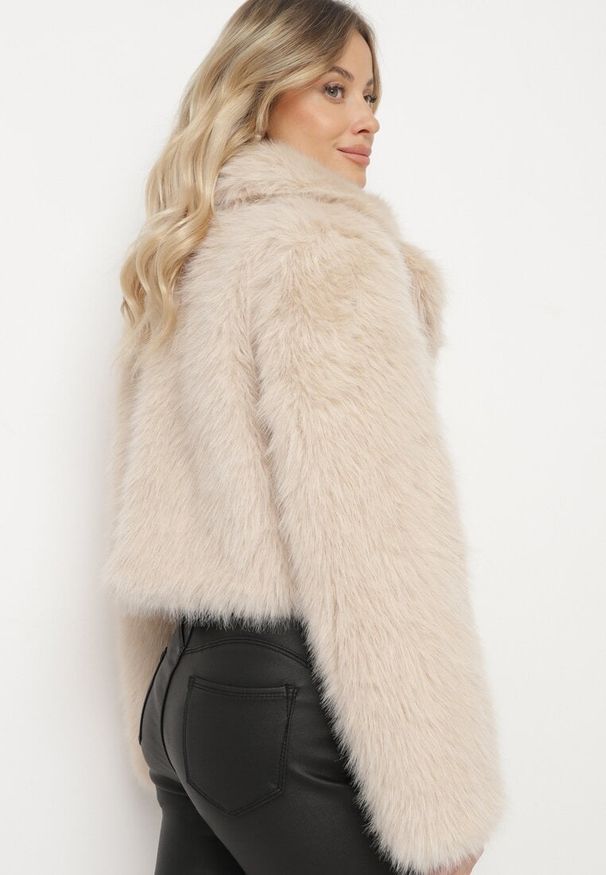 Born2be - Beżowa Futerkowa Kurtka o Krótkim Kroju z Eleganckim Kołnierzem Tazamisa. Okazja: na co dzień. Kolor: beżowy. Materiał: jeans. Długość: krótkie. Styl: elegancki