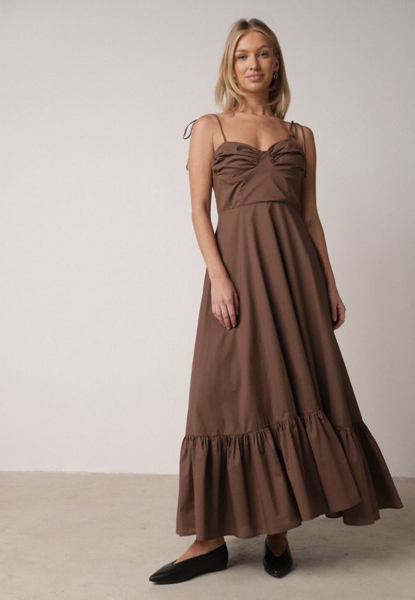 Born2be - Brązowa Bawełniana Sukienka o Rozkloszowanym Kroju na Wiązanych Ramiączkach Milalisa. Okazja: na co dzień. Typ kołnierza: dekolt gorset. Kolor: brązowy. Materiał: bawełna. Długość rękawa: na ramiączkach. Typ sukienki: proste, gorsetowe, rozkloszowane. Styl: casual. Długość: maxi