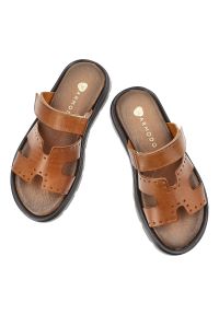 Klapki damskie Armodo, cholewka ze skóry naturalnej z ażurowymi perforacjami szeroki pasek z regulacją na rzep, brązowe, 40440. Kolor: brązowy. Materiał: skóra. Wzór: ażurowy. Sezon: lato. Styl: klasyczny, elegancki #3