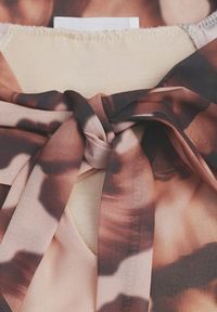 Renee - Ciemnobeżowa Sukienka o Pudełkowym Kroju w Kwiatowy Wzór Ozdobiona Paskiem Acexia. Okazja: na co dzień, na spotkanie biznesowe, do pracy. Kolor: beżowy. Materiał: skóra. Wzór: aplikacja, kwiaty. Styl: casual, biznesowy, klasyczny #6