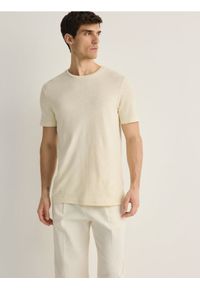 Reserved - T-shirt regular fit z lnem - beżowy. Kolor: beżowy. Materiał: len