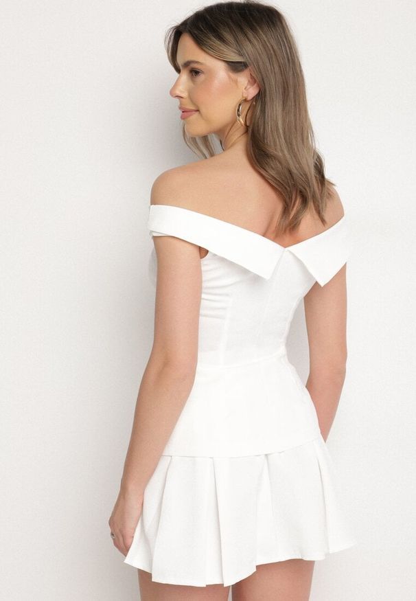 Born2be - Biały Komplet Spódnica i Bluzka Hiszpanka z Guzikami i Imitacją Kieszeni Salendrea. Kolor: biały. Materiał: jeans