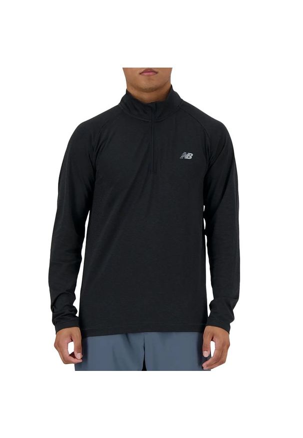 Bluza New Balance MT41083BK - czarna. Typ kołnierza: kaptur. Kolor: czarny. Materiał: bawełna, nylon, materiał, dresówka. Wzór: napisy. Styl: klasyczny