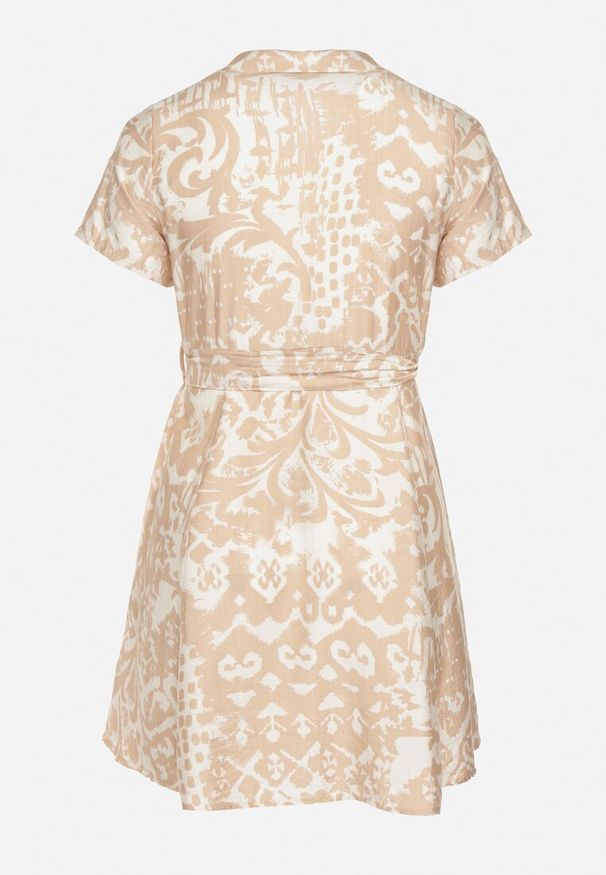 Born2be - Beżowa Rozkloszowana Sukienka z Koszulową Górą i Materiałowym Paskiem w Talii Giefia. Okazja: na co dzień. Kolor: beżowy. Materiał: materiał. Długość rękawa: krótki rękaw. Sezon: lato. Typ sukienki: koszulowe. Styl: klasyczny, casual, elegancki