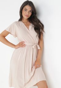 Born2be - Beżowa Sukienka z Wiskozy i Wiązanym Paskiem Gariela. Kolor: beżowy. Materiał: wiskoza. Typ sukienki: kopertowe #4