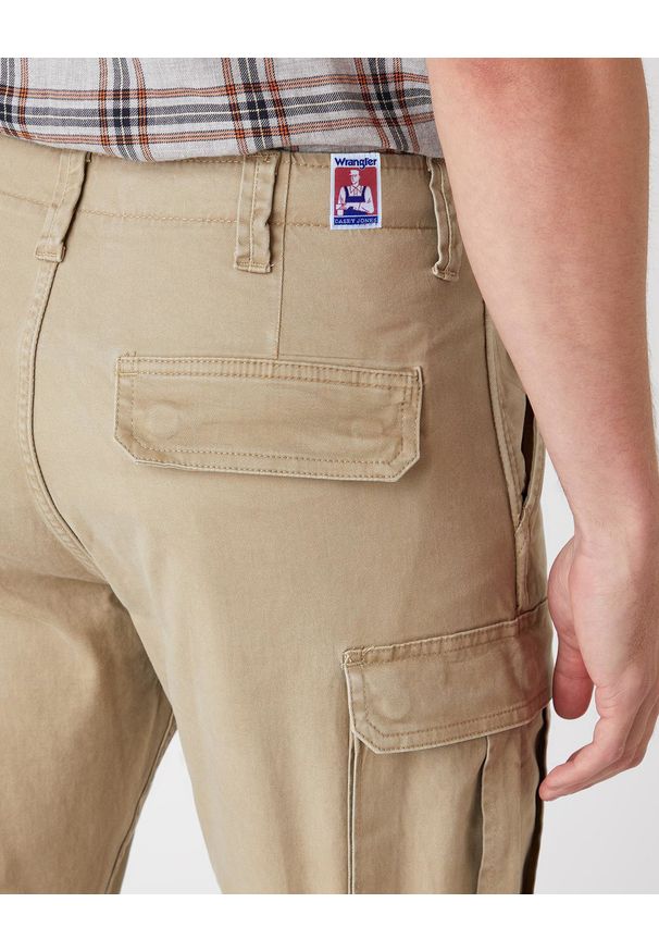 Wrangler - SPODNIE MĘSKIE WRANGLER CASEY CARGO SADDLE W1C250327 112127691. Okazja: na co dzień. Długość: długie. Styl: klasyczny, elegancki, sportowy, casual