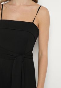 Born2be - Czarny Kombinezon Ozdobiony Paskiem z Szerokimi Nogawkami Deolise. Kolor: czarny. Długość rękawa: na ramiączkach. Wzór: aplikacja. Styl: elegancki #2