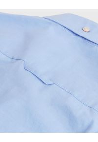 GANT - Jasnoniebieska koszula z logo Slim fit. Typ kołnierza: kołnierzyk klasyczny. Kolor: niebieski. Materiał: bawełna. Wzór: aplikacja. Sezon: lato. Styl: klasyczny, elegancki #2
