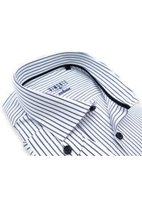 Mmer / Villaro - Koszule męskie - Biała koszula VIMONTE w granatowe paski/prążki 019VIM. Kolor: biały, wielokolorowy, niebieski. Materiał: bawełna, tkanina. Długość: długie. Wzór: prążki, paski #1