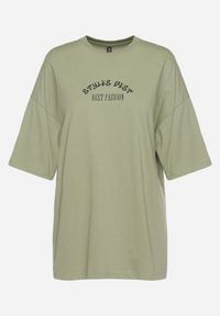 Born2be - Jasnozielony T-shirt Oversize z Bawełny z Dużym Nadrukiem Kestrella. Kolor: zielony. Materiał: bawełna. Wzór: nadruk. Styl: elegancki #7
