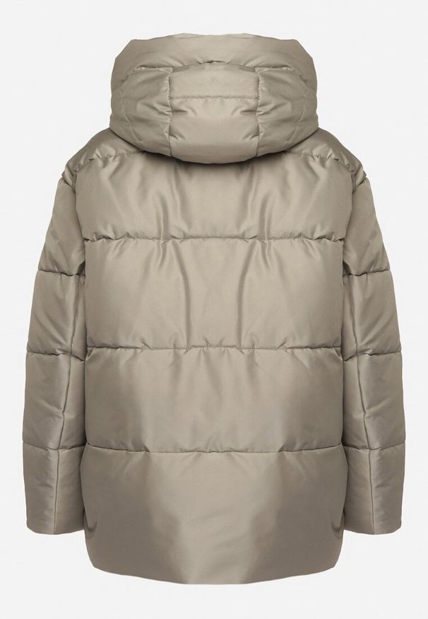 Born2be - Zielona Pikowana Kurtka Mocno Ocieplana Zdobiona Naszywką Leanith. Okazja: na co dzień. Kolekcja: plus size. Kolor: zielony. Długość: długie. Wzór: aplikacja. Materiał: jeans. Długość rękawa: długi rękaw. Sezon: zima, jesień. Styl: elegancki, casual