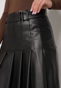 Born2be - Czarna Rozkloszowana Spódnica z Imitacji Skóry Zdobiona Plisami Tusbella. Okazja: na co dzień. Kolor: czarny. Materiał: skóra. Wzór: aplikacja. Styl: casual, elegancki #7